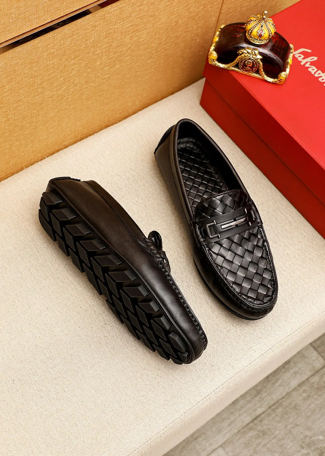 Men's shoes 💰360 💐 Product trademark: Ferragamo "Ferragamo" bean shoes Regular size: 38-44 (45.46🉑️customized) Product materials: Selected imported woven cowhide upper + classic hardware buckle, imported pig leather lining. Strong three-dimensional visual effect, original outsole color: 1⃣️color optional